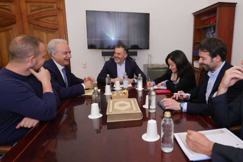 Ricardo Gabald�n junto a Jos� D�ez durante la reuni�n.  GVA