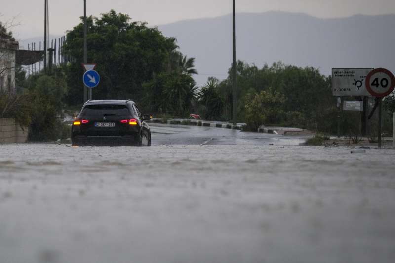Un vehculo trata de cruzar una carretera anegada en Algorfa (Alicante) durante este viernes debido a las intensas lluvias registradas en las ltimas horas. EFEPablo Miranzo.
