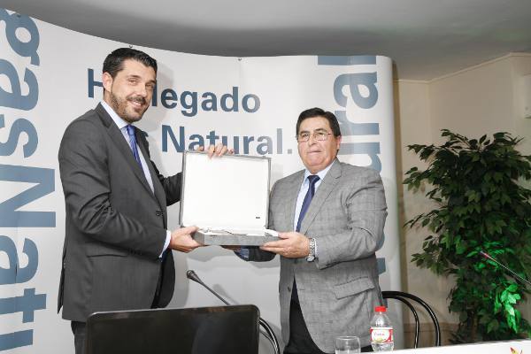 El delegado en Valencia Norte de Gas Natural Cegas entrega la placa al alcalde de Torres Torres. EPDA