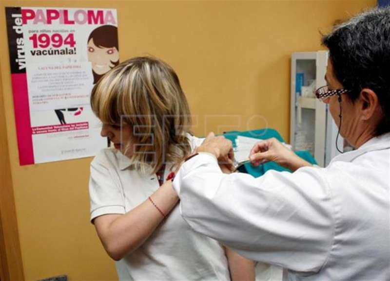 Una niña recibe la vacuna contra el virus del papiloma humano (VPH), en una imagen de archivo.EFE/MORELL
