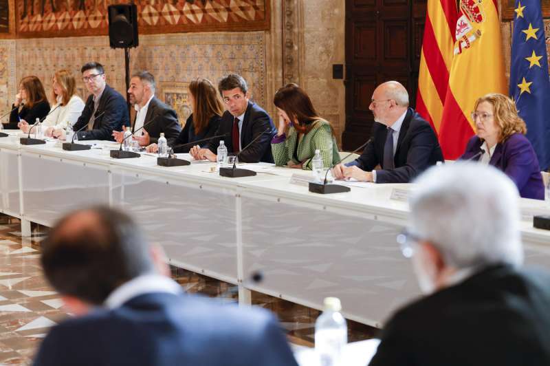 El president de la Generalitat, Carlos Mazón, participa en la mesa general de negociación de personal funcionario, estatutario y laboral. EFE/ Ana Escobar
