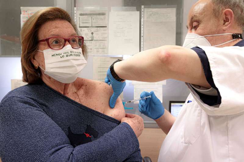 Una persona se vacuna con una dosis de Pfizer en el centro de salud Safranar de Valencia. Archivo/EFE/ Biel Aliño
