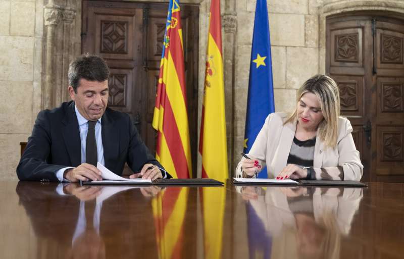 Mazón i Barrachina durant la firma del conveni. /EPDA