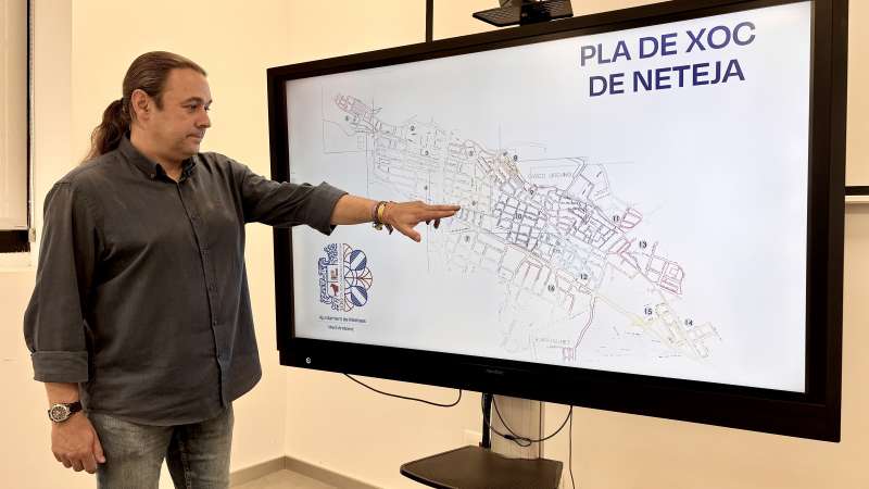 El concejal de Medio Ambiente, Rafael Mercader explica el plan. EPDA