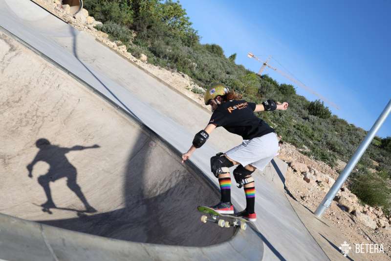 Demostraciones de skaters locales en la apertura del Parc de les Alfbegues | EPDA