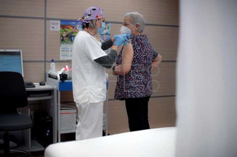Una enfermera administra una vacuna contra la covid en un centro de salud valenciano. EFE/ Biel Aliño/Archivo
