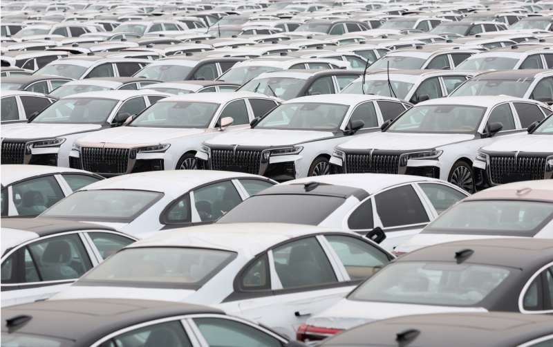 Nuevos coches estacionados en un concesionario. EFEArchivo
