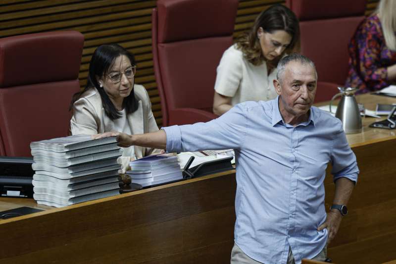 En la imagen el portavoz de Comproms, Joan Baldov, este mi`rcoles en Les Corts. EFEBiel Alio
