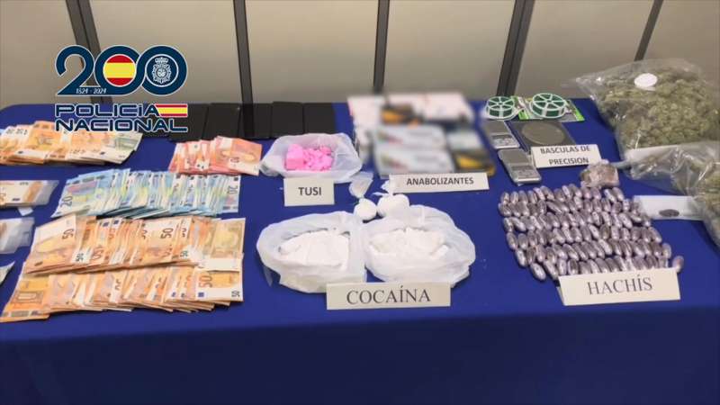 La Polica Nacional ha desarticulado en Sagunto (Valencia) un grupo criminal dedicado a la distribucin de cocana en bares que estaba integrado por nueve personas y al que ha intervenido 667 gramos de cocana, un kilo de marihuana y otro de hachs. EFEPolica
