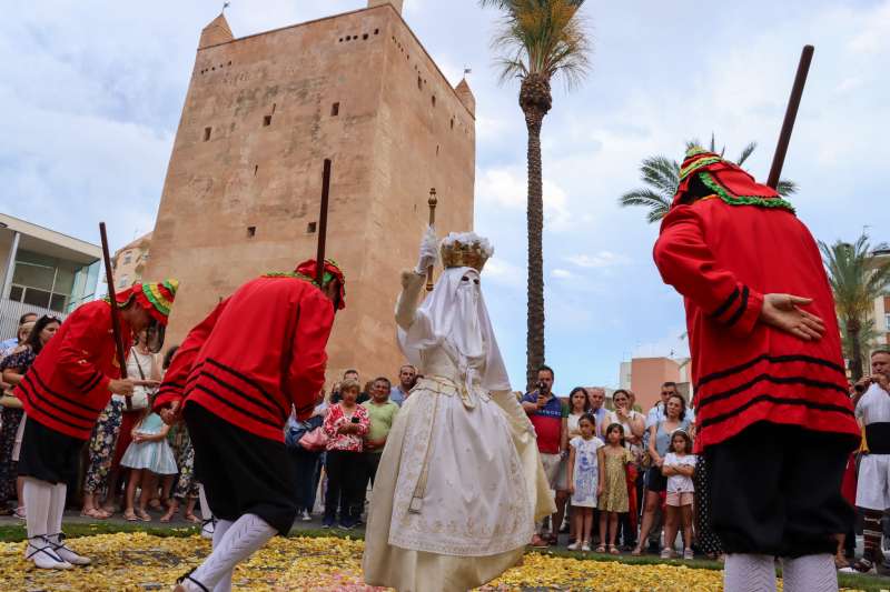 Las danzas sobre el tapiz de flores frente a la Torre. EPDA