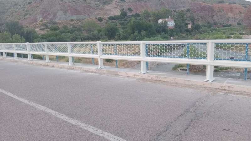 Barrera anti inundaciones situada en la carretera CV-379 a la altura de Gestalgar.EPDA