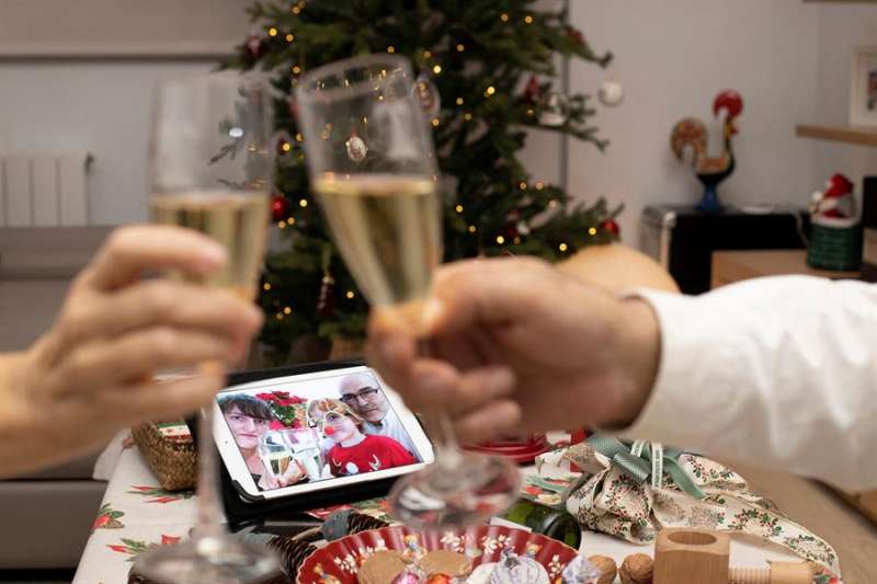 Un brindis en la Navidad más atípica a causa de la pandemia de la covid-19.EFE/ Domenech Castelló/Archivo
