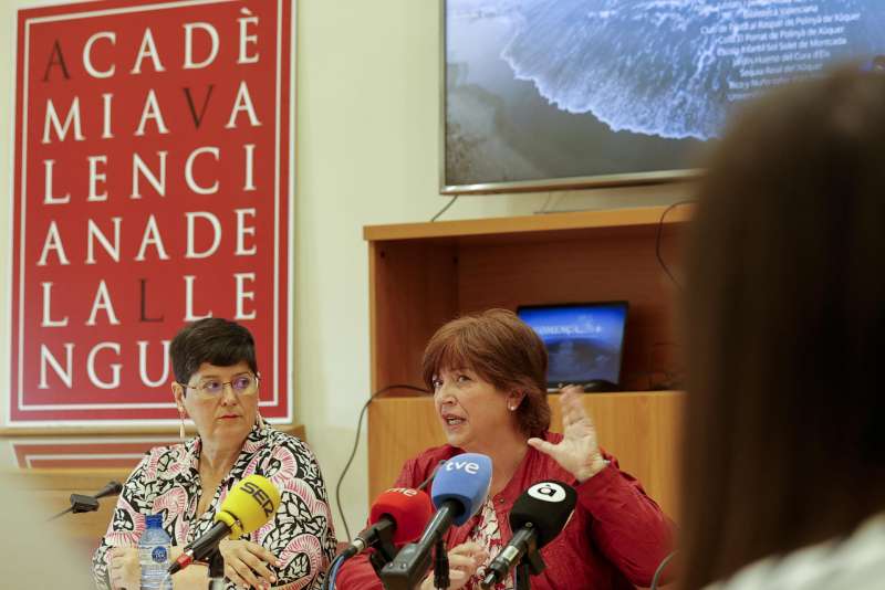 La presidenta de la Acadmia Valenciana de la Llengua, Vernica Cant (i). EFEManuel BruqueArchivo
