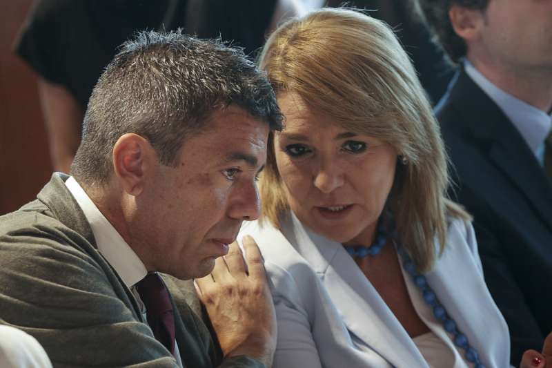 El president de la Generalitat, Carlos Mazn, conversa con la vicepresidenta, Susana Camarero, en una imagen de este martes. EFEManuel Bruque
