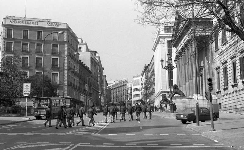 Polic�as a las afueras del Congreso de los Diputados tras la ocupaci�n militar de la c�mara, durante la segunda votaci�n de investidura de Leopoldo Calvo Sotelo como presidente del Gobierno. EFE
