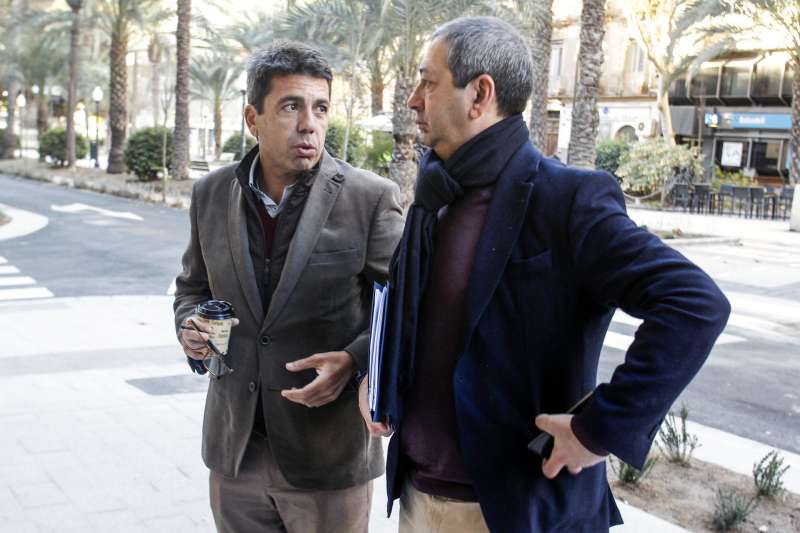 El president de la Generalitat Valenciana, Carlos Mazón (izqda), conversa con el vicepresidente Vicente Barrera (Vox), a su llegada la Casa de las Brujas en Alicante donde se celebra el pleno del Consell. EFE/Pep Morell
