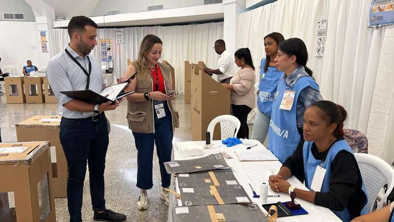 El alcalde de Sagunt, en un centro electoral de la Repblica Dominicana.  EPDA