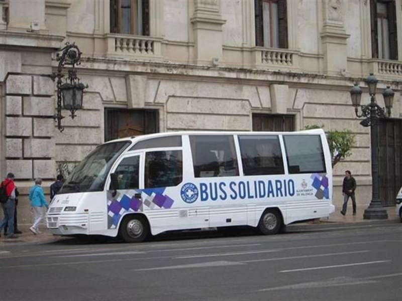 El Bus Solidari puesto en marcha por el Ayuntamiento de València, junto a Médicos del Mundo. EFE/Ayuntamiento de València.
