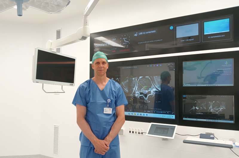 El Dr. Gerd Bordon en quirfano.EPDA