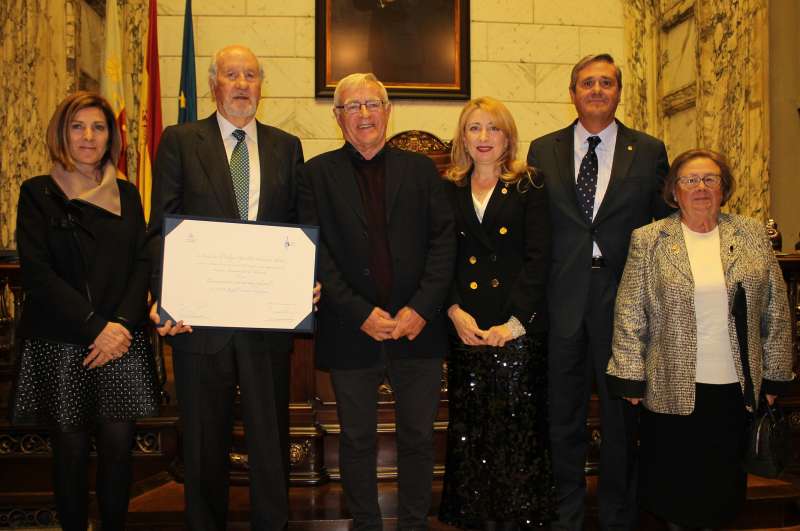 Autoridades del Colegio de Médicos y del Ayuntamiento de València con el premiado. EPDA Autoridades del Colegio de Médicos y del Ayuntamiento de València con el premiado. EPDA