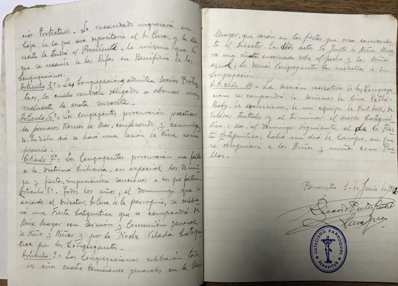El cuaderno donado a la parroquia de Benavites. EPDA