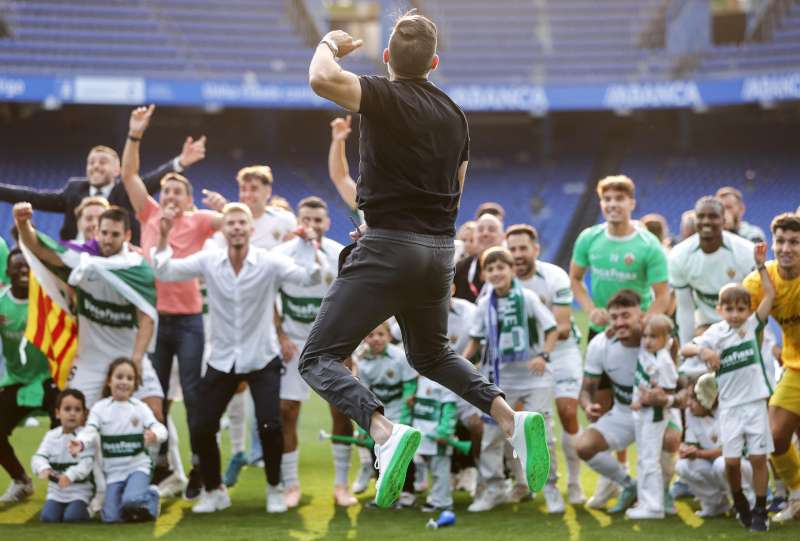 El tcnico del Elche, Eder Sarabia, celebra con sus jugadores su ascenso a Primera Divisin a la finalizacin del encuentro que han disputado frente al Deportivo en el estadio de Riazor, en La Corua. EFECabalar.
