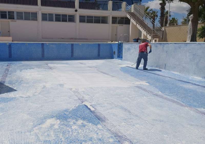 Un operario trabaja en la puesta a punto de la piscina municipal de Benaguasil. EPDA