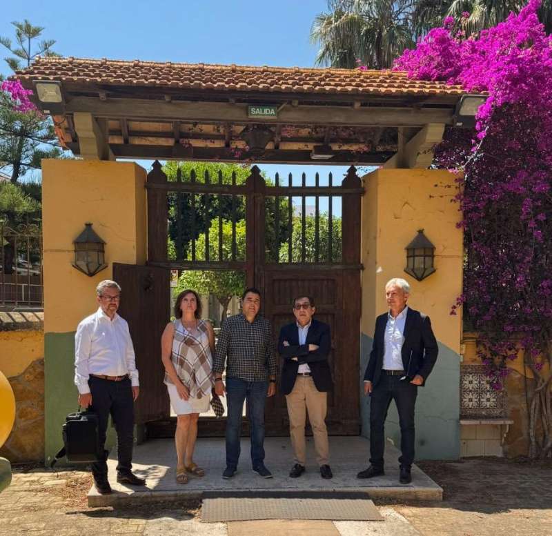 las autoridades frente a las puertas de Villa Amparo. EPDA