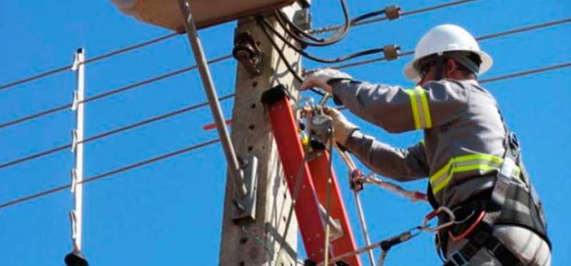 Imagen de un trabajador realizando cambios elctricos. EPDA