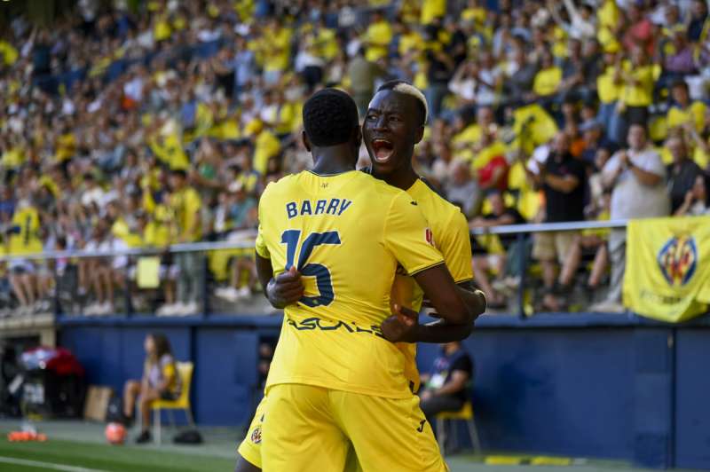 El centrocampista del Villarreal Pape Gueye celebra tras anotar el cuarto gol del equipo este domingo, durante el partido de la jornada 38 de LaLiga EA Sports, que Villarreal y Sevilla disputan en el Estadio de la Cermica. EFE Andreu Esteban
