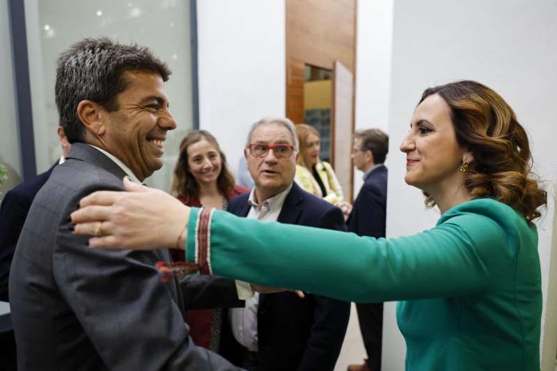  El presidente de la Generalitat, Carlos Mazón, saluda a la alcaldesa de València, María José Catalá, a su llegada al Foro 