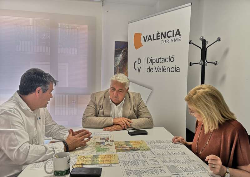 De izquierda a derecha, el alcalde de Olocau, Antonio Ropero; el diputado de Turismo, Pedro Cuesta; y la alcaldesa de Serra, Alicia Tusn. EPDA