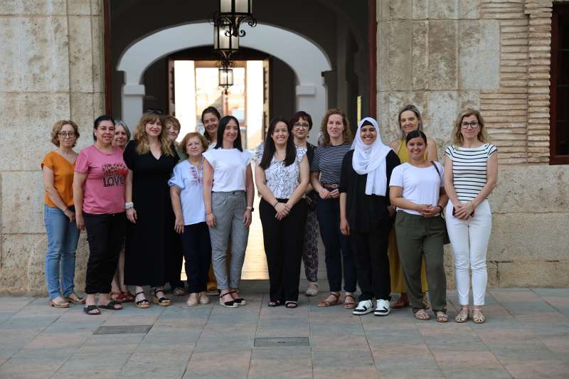 Noves administratives amb lequip municipal, alcaldessa i regidora de recursos humans.  EPDA
