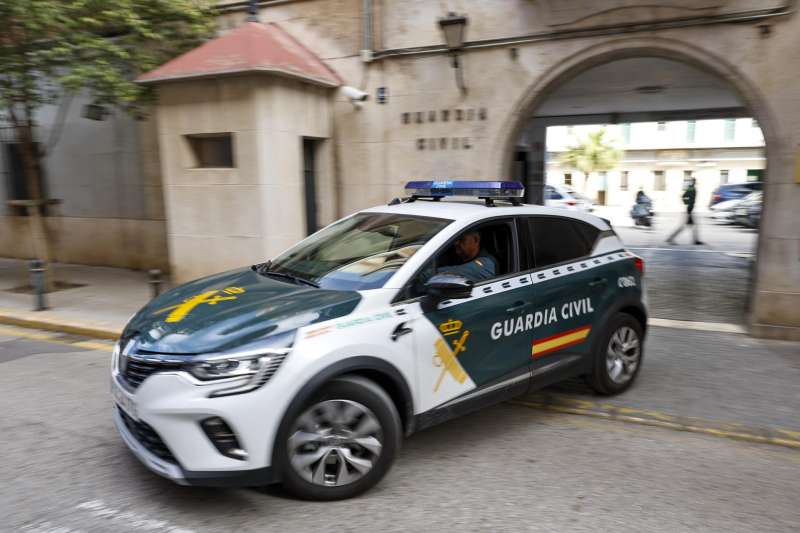 Un coche de la Guardia Civil sale de la comandancia de Valencia. EFE/Biel Aliño/Archivo
