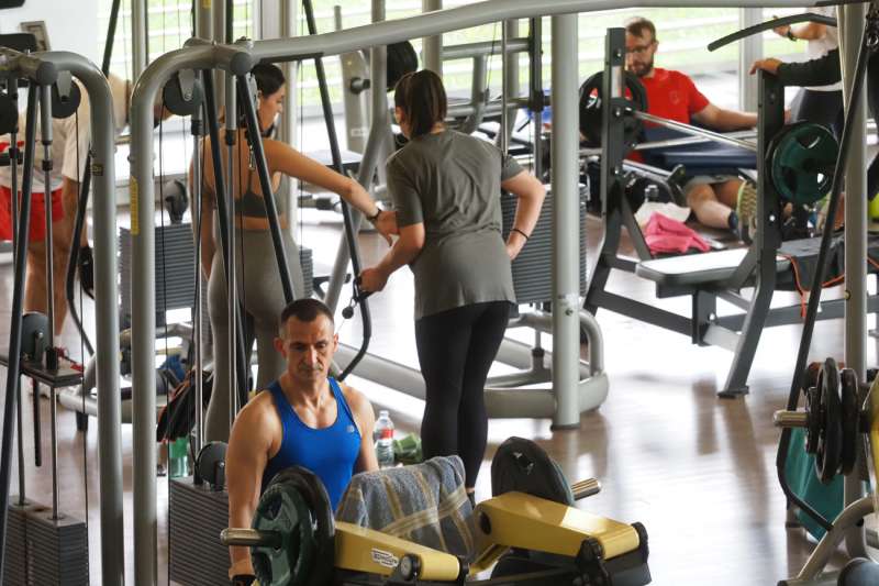Varios usuarios entrenan en un gimnasio. EFE/ R. García/Archivo
