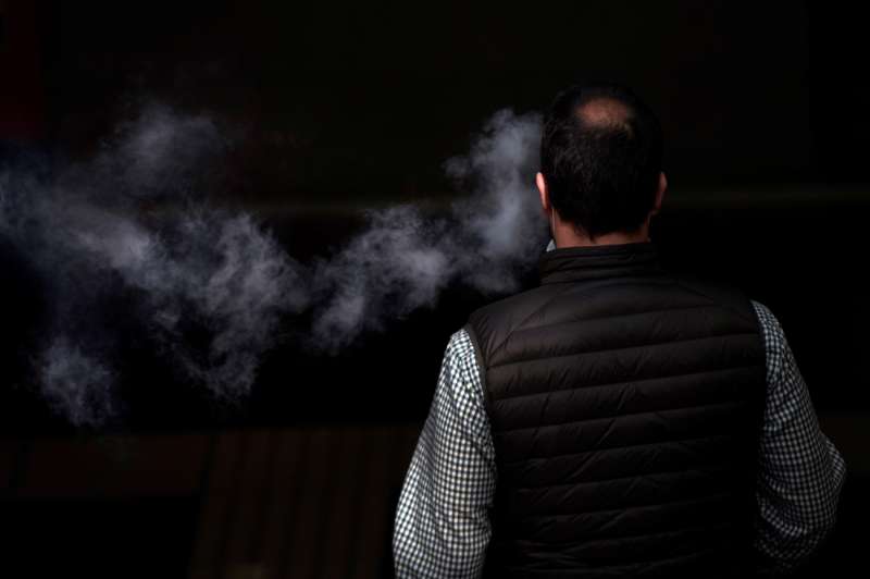 Un hombre fuma en una terraza. EFE/Alejandro Garcia/Archivo
