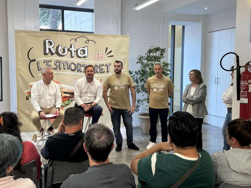 El alcalde, Vicente Zaragoz, presenta la ruta. EPDA