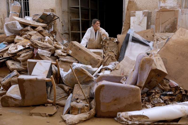 Una mujer observa sus muebles y pertenencias en una calle en Paiporta en una imagen de archivo. EFE Jorge Zapata
