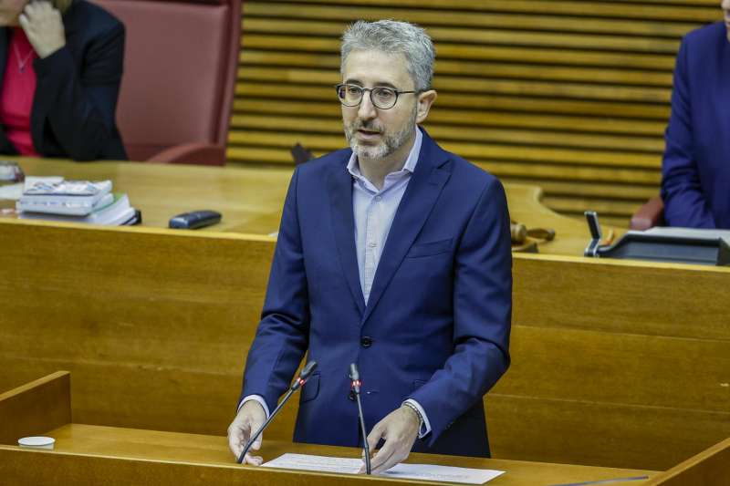 El portavoz adjunto del grupo socialista, Arcadi España, ha señalado en los pasillos de Les Corts que la política fiscal del Consell 