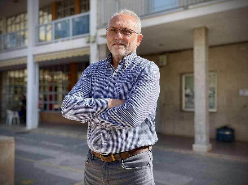 El nou alcalde de Benifair� de les Valls, Jos� �lvarez, en la porta de lajuntament despr�s de lentrevista amb El Peri�dico de Aqu�.  Foto: Borja Pedr�s