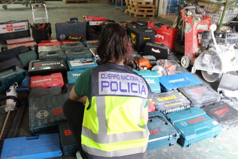 Imagen facilitada por la PolicÃ­a Nacional de algunas de las herramientas robadas. /EFE