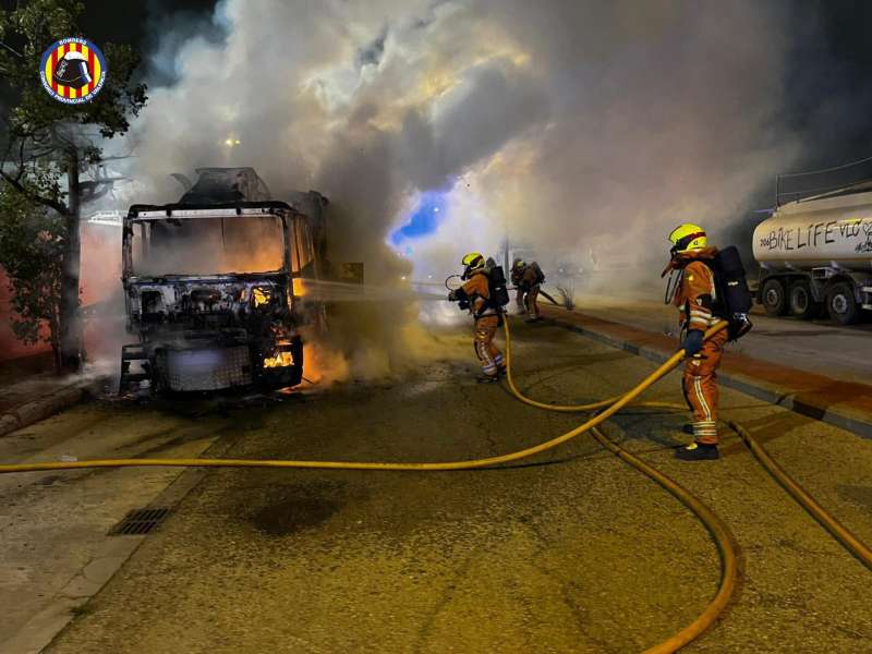 Los bomberos del Consorcio de Valencia han sofocado esta noche dos incendios de vehculos en Quart de Poblet. EFEConsorcio de Bomberos de Valencia
