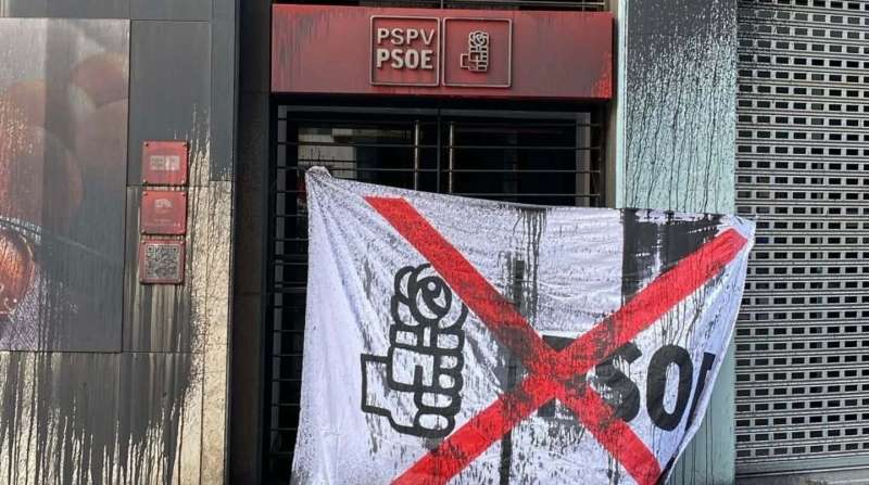 Bandera con el smbolo del PSOE tachado con una cruz roja.  Foto: Socialistes Valencians a travs de redes sociales