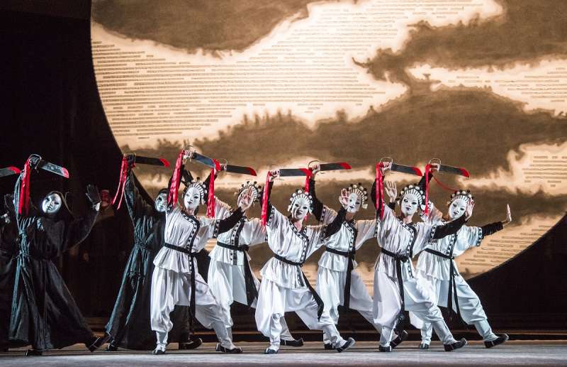 La puesta en escena por el reconocido Andrei Serban estÃ¡ inspirada en las tradiciones teatrales chinas e italianas para evocar una visiÃ³n de la antigua China /EPDA