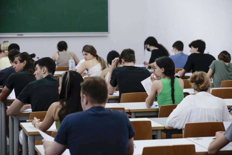 Estudiantes durante un examen de la EBAU. EFE/ Ana Escobar/Archivo
