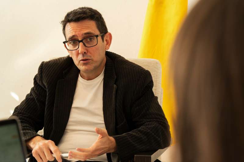 El alcalde de Casinos, Miguel Navarr�, contin�a su lucha contra la planta de biometano de Ll�ria. JAIME SORIANO