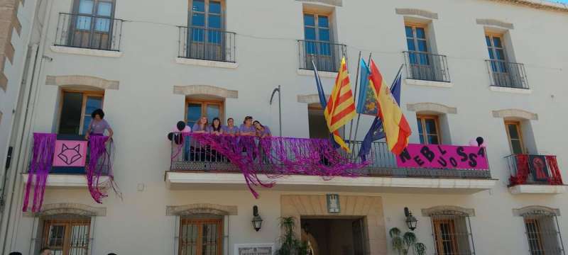 Imagen del Ayuntamiento de Ondara con pancartas de apoyo a Nebulossa, facilitadas por la institución municipal. EFE
