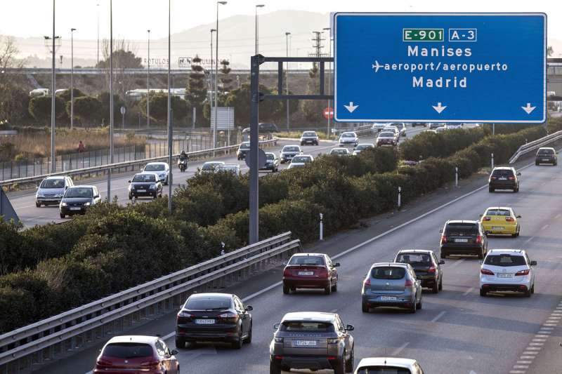 Imagen de la autovía A-3 a la salida de València, en una operación salida . EFE/Manuel Bruque.
