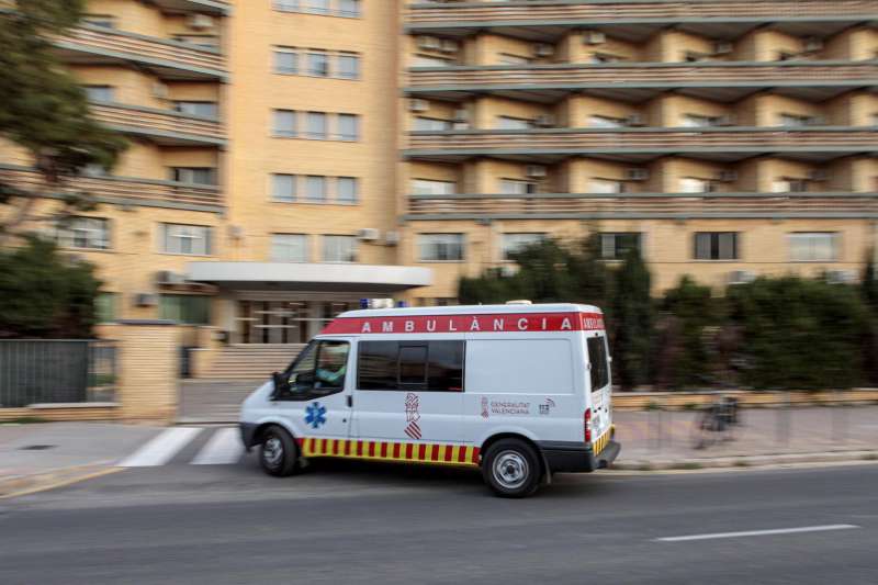 Una ambulancia llega al antiguo Hospital La Fe de València. EFE/Biel Aliño/archivo
