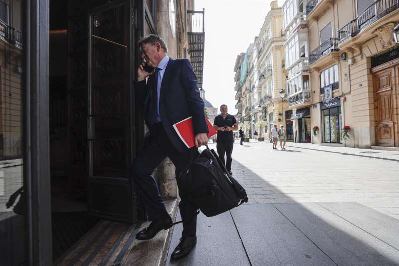 El president de la Generalitat, Ximo Puig, llega al Palau de la Generalitat. EFE